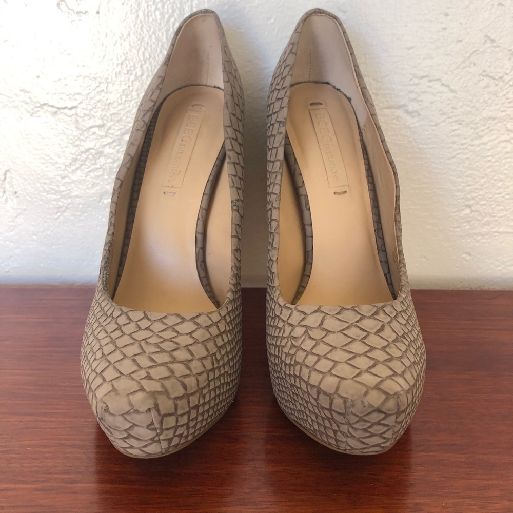 𝅺BCBG Skylark Platform Pumps